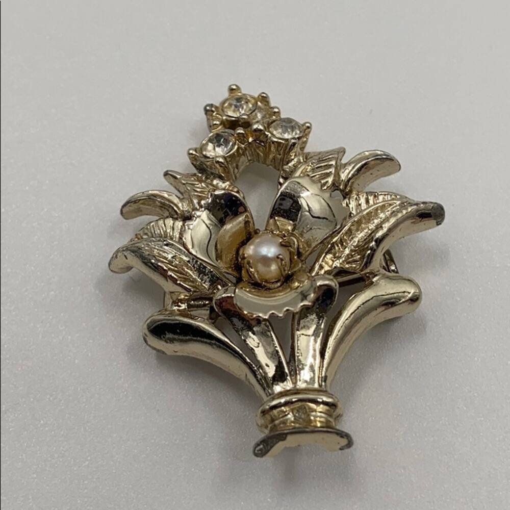 Light gold tone bouquet floral Brooch